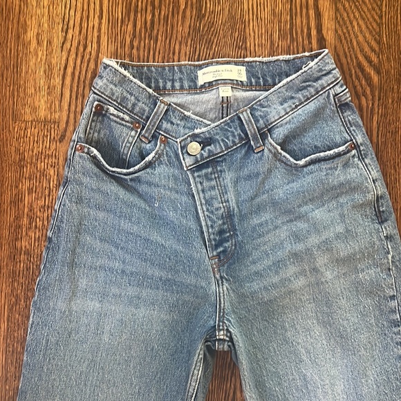 A&F Dad High Rise Jeans - Curve Love - Picture 3 of 6